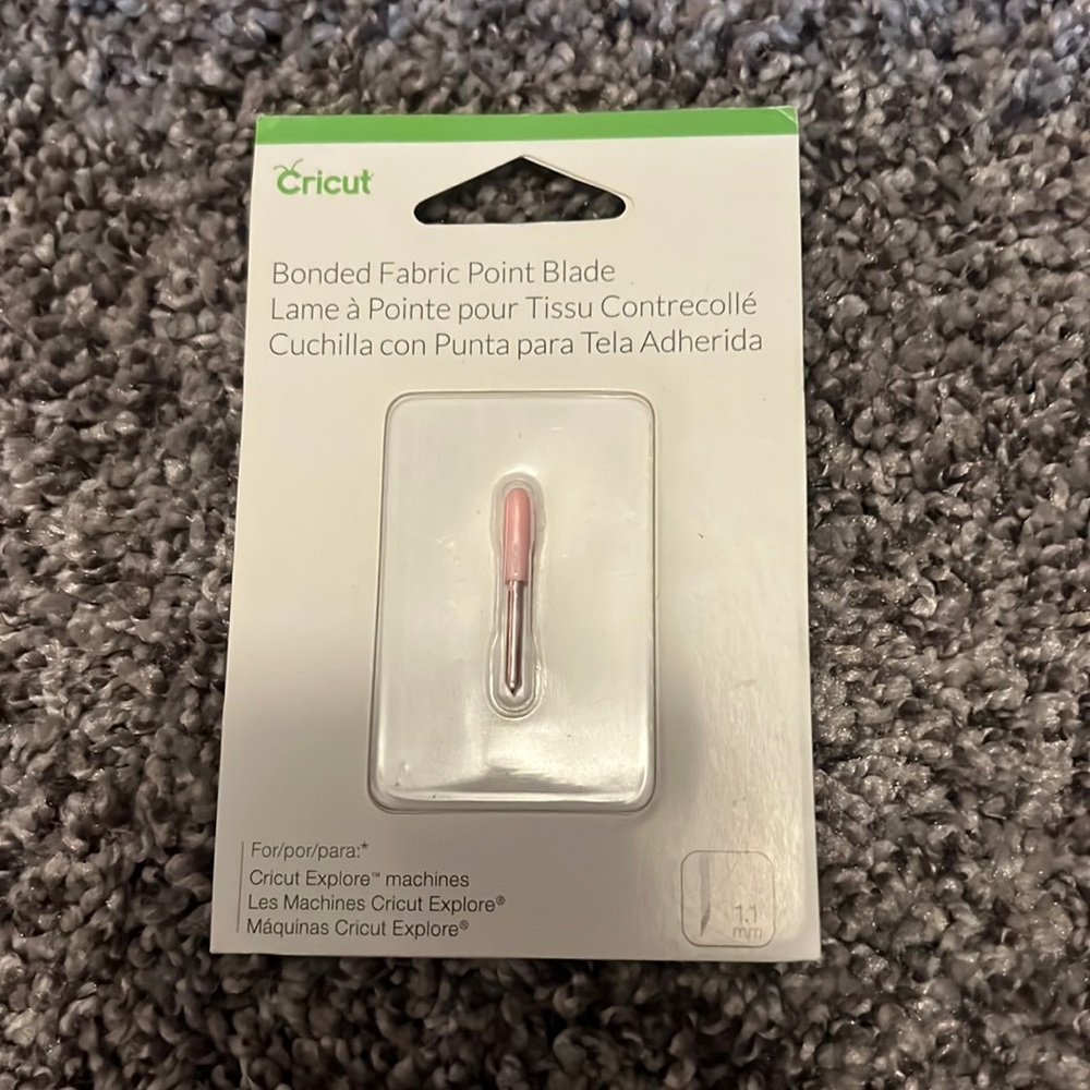 Cricut. Bonded fabric point blade.